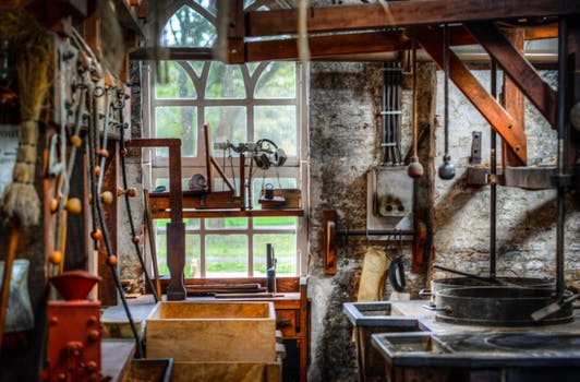 Durable work benches in a workshop