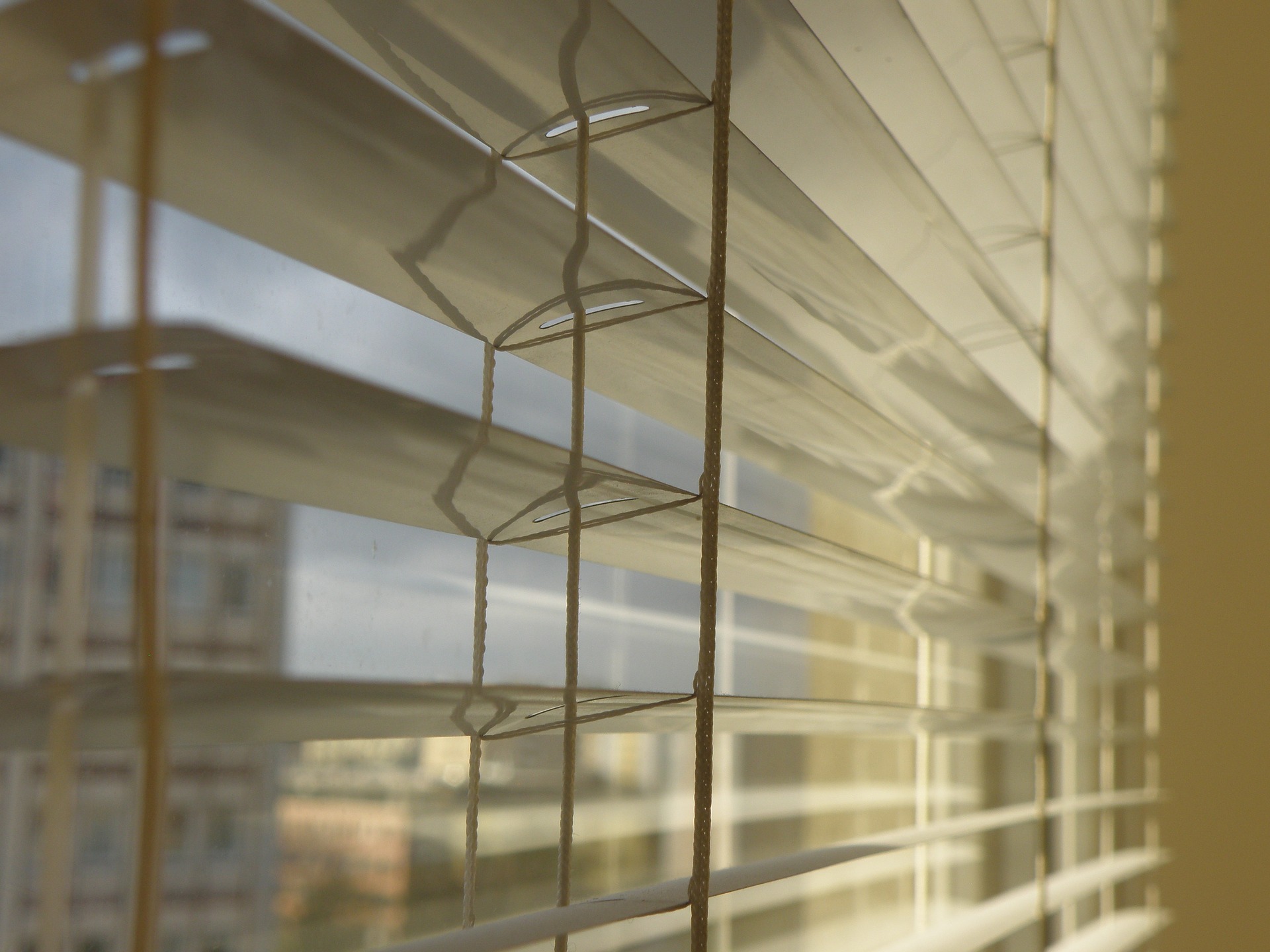 Roof blinds in Glasgow are more effective than venetian blinds. 